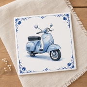 Delfts Blauw Tegeltje met Oldtimer Scooter – Vintage Lichtblauw Klassieker (Vespa)