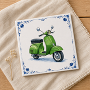 Delfts Blauw Tegeltje met Oldtimer Scooter – Vintage Groen Klassieker (Vespa)