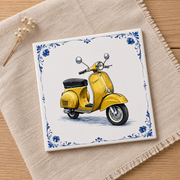 Delfts Blauw Tegeltje met Oldtimer Scooter – Vintage gele Klassieker (Vespa)